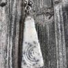collana con un ciondolo bianco in ceramica raku con componente in acciaio di forma ovale