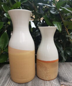 coppia di brocche in ceramica gres per acqua e vino di colore bianco e sahara
