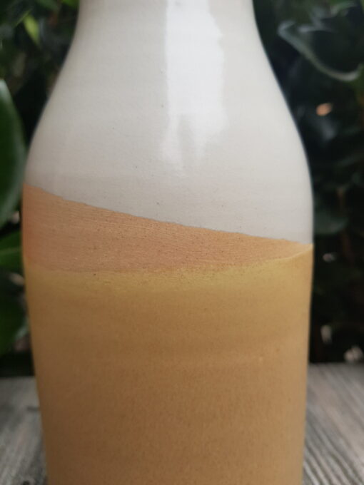 Particolare brocca in ceramica gres per acqua e vino di colore bianco e sahara