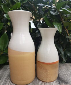coppia di brocche in ceramica gres per acqua e vino di colore bianco e sahara