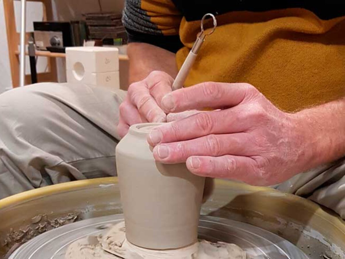 Ceramica terapia, modellare l'argilla fa bene alla mente 